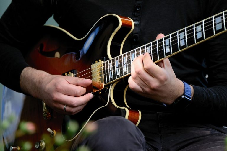 Learn to Play Electric Guitar in Minutes