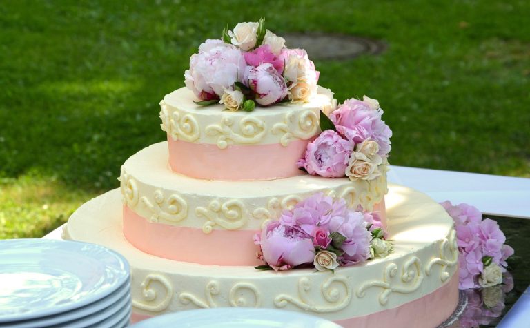 Cake Decorating – The Wedding Cake